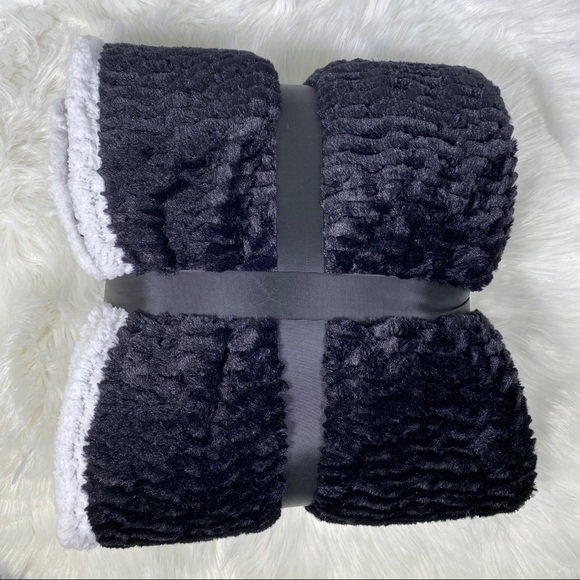 ✨SALE✨Windswept Black Micromink Sherpa Throw - Picture 2 of 3